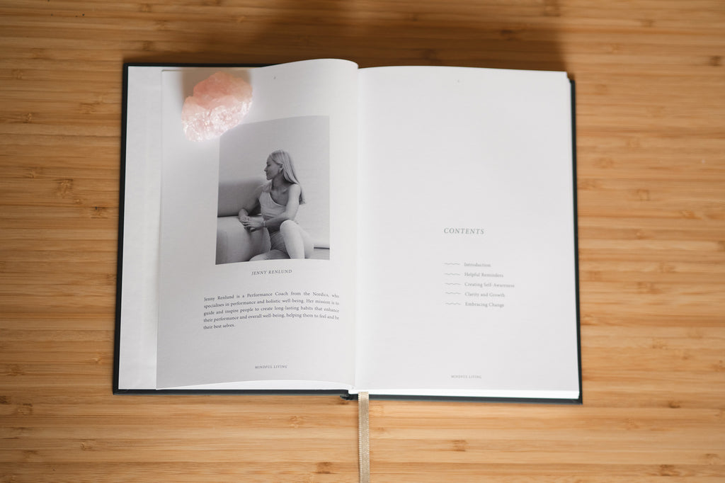 Mindful Living Journal -kirjan sisältö, teemat ja kirjoittaja