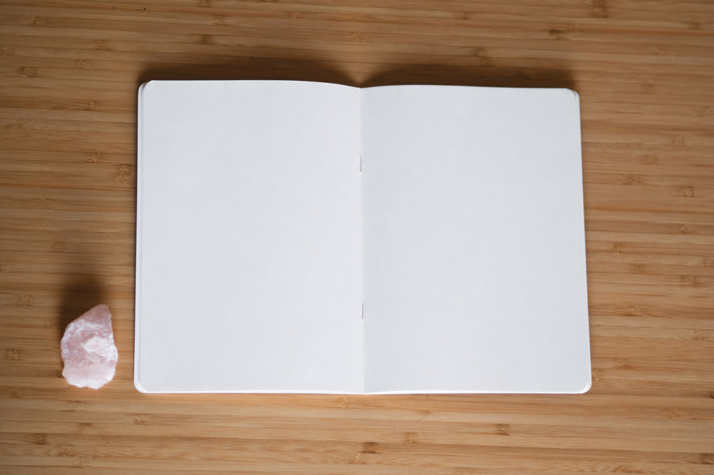 A5 vihko, jossa tyhjät valkoiset sivut, saatavilla Iloava Collective verkkokaupasta