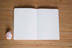 A5 vihko, jossa tyhjät valkoiset sivut, saatavilla Iloava Collective verkkokaupasta
