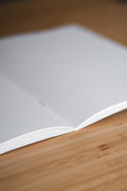 Muistivihko, jossa tyhjät sivut.